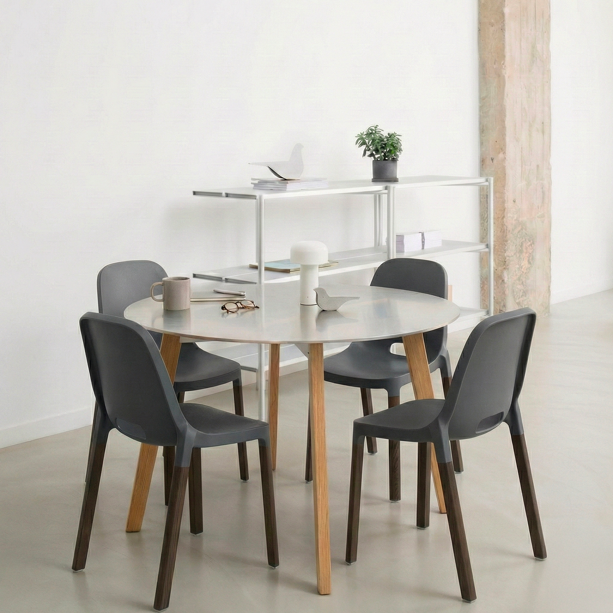 Table de bistrot SU Emeco en situation espace coworking — design Nendo | Antifer
