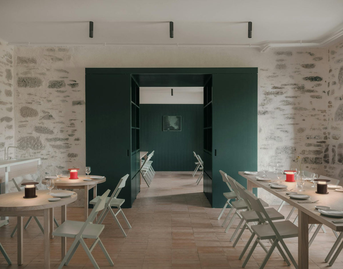 Lampes nomades w241 Faro rouge et chocolat dans un restaurant — design David Chipperfield Wästberg | Antifer