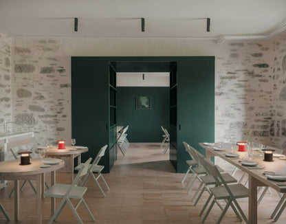 Lampes nomades w241 Faro rouge et chocolat dans un restaurant — design David Chipperfield Wästberg | Antifer