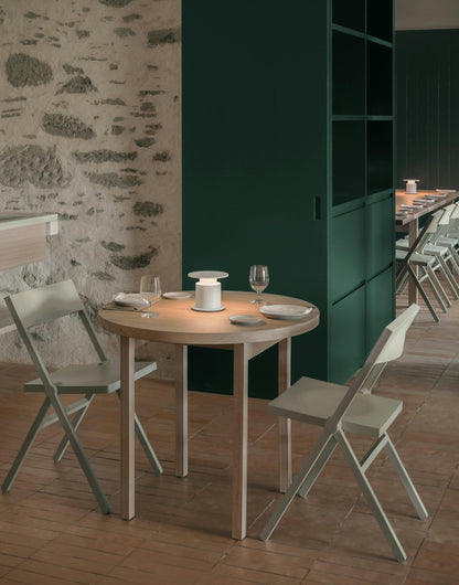 Lampe nomade w241 Faro blanche sur table de restaurant tamisée — design David Chipperfield Wästberg | Antifer