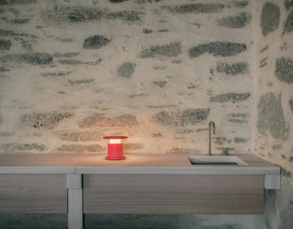 Lampe nomade w241 Faro rouge sur plateau de cuisine — design David Chipperfield Wästberg | Antifer
