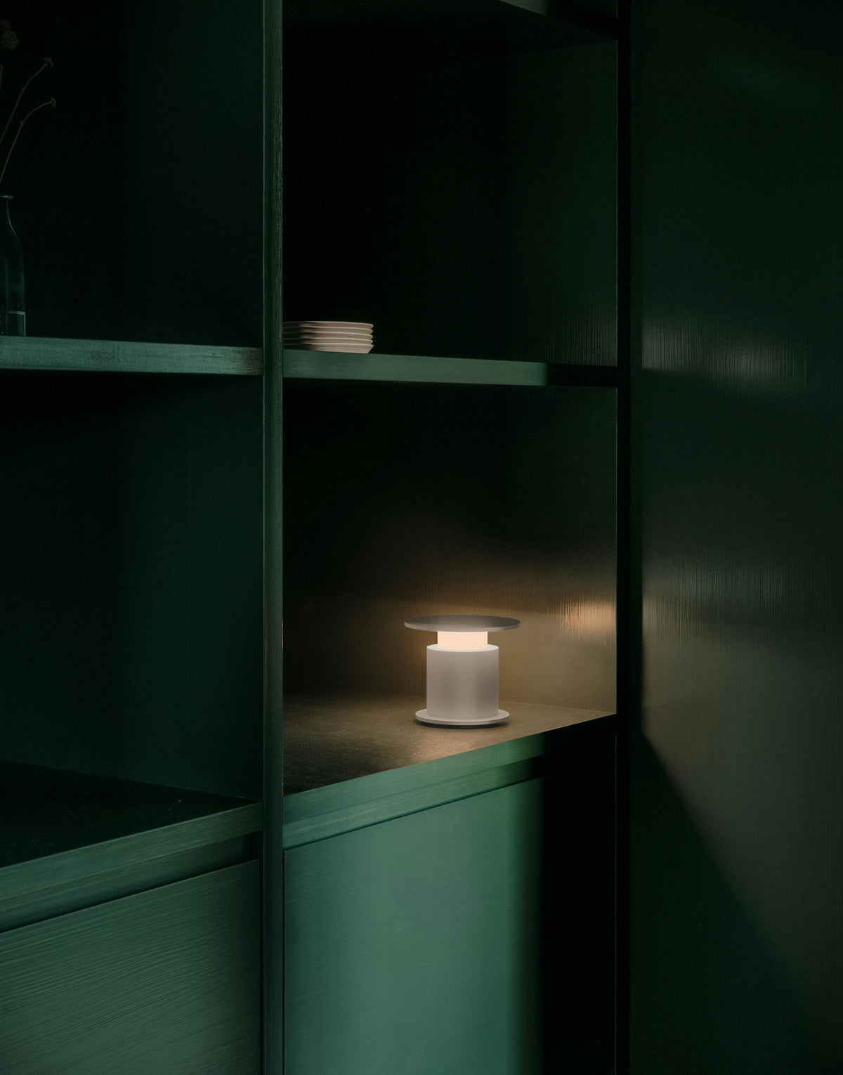 Lampe nomade w241 Faro rouge éclairée dans étagère verte — design David Chipperfield Wästberg | Antifer