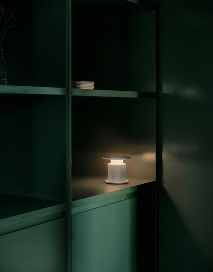 Lampe nomade w241 Faro rouge éclairée dans étagère verte — design David Chipperfield Wästberg | Antifer