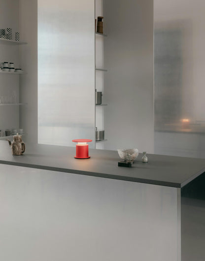 Lampe nomade w241 Faro rouge sur plan de travail — design David Chipperfield Wästberg | Antifer