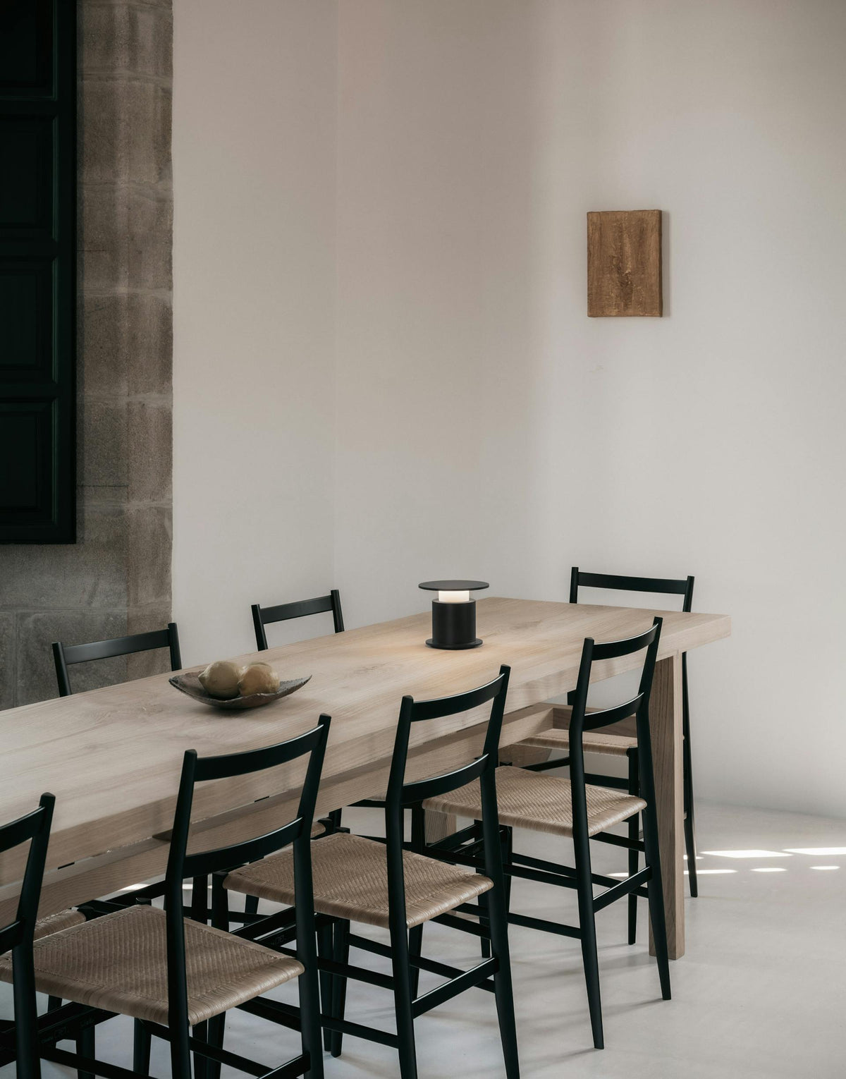 Lampe nomade w241 Faro noire sur grande table communale — design David Chipperfield Wästberg | Antifer