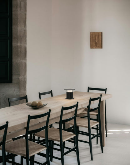 Lampe nomade w241 Faro noire sur grande table communale — design David Chipperfield Wästberg | Antifer