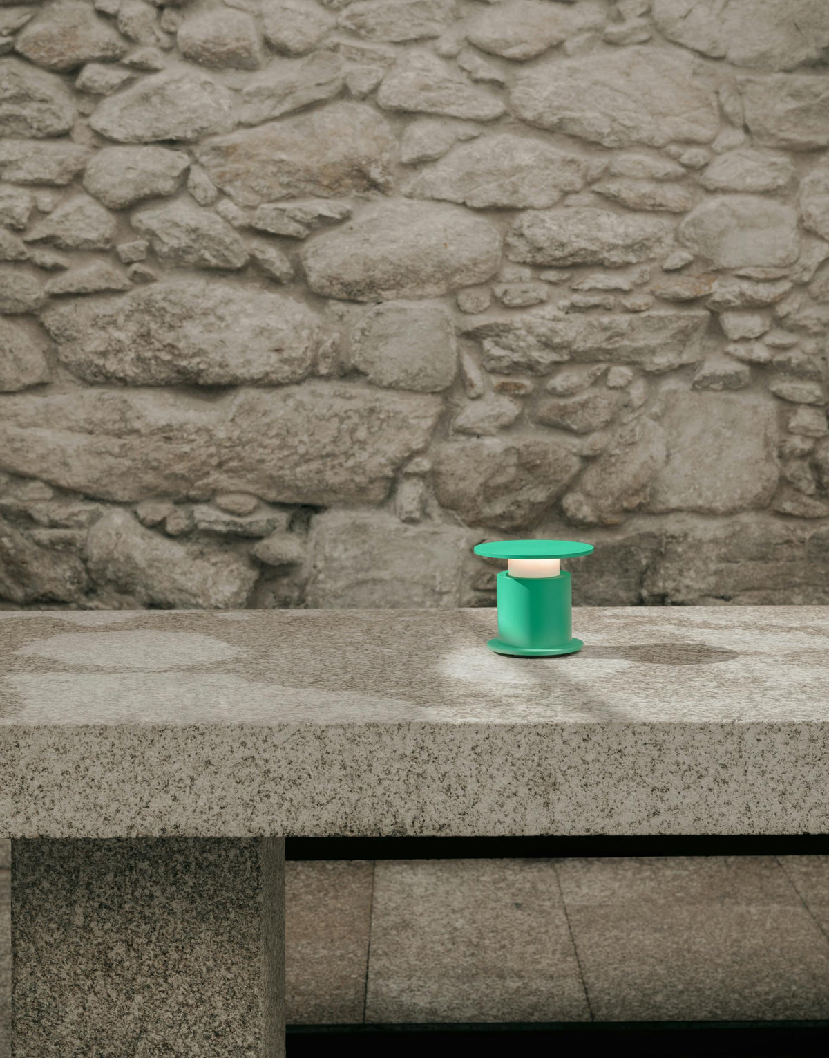 Lampe nomade w241 Faro verte sur plateau de cuisine — design David Chipperfield Wästberg | Antifer
