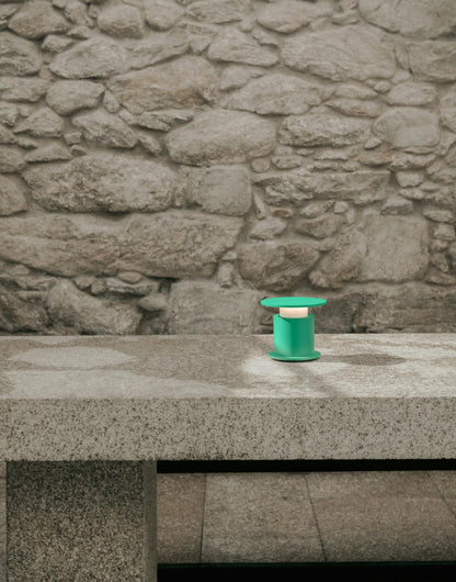 Lampe nomade w241 Faro verte sur plateau de cuisine — design David Chipperfield Wästberg | Antifer