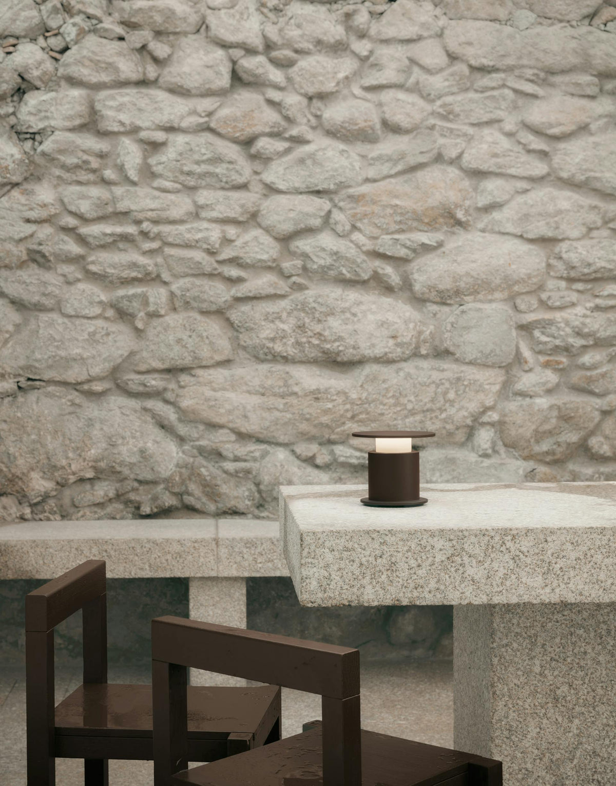 Lampe nomade w241 Faro chocolat sur table en granit — design David Chipperfield Wästberg | Antifer