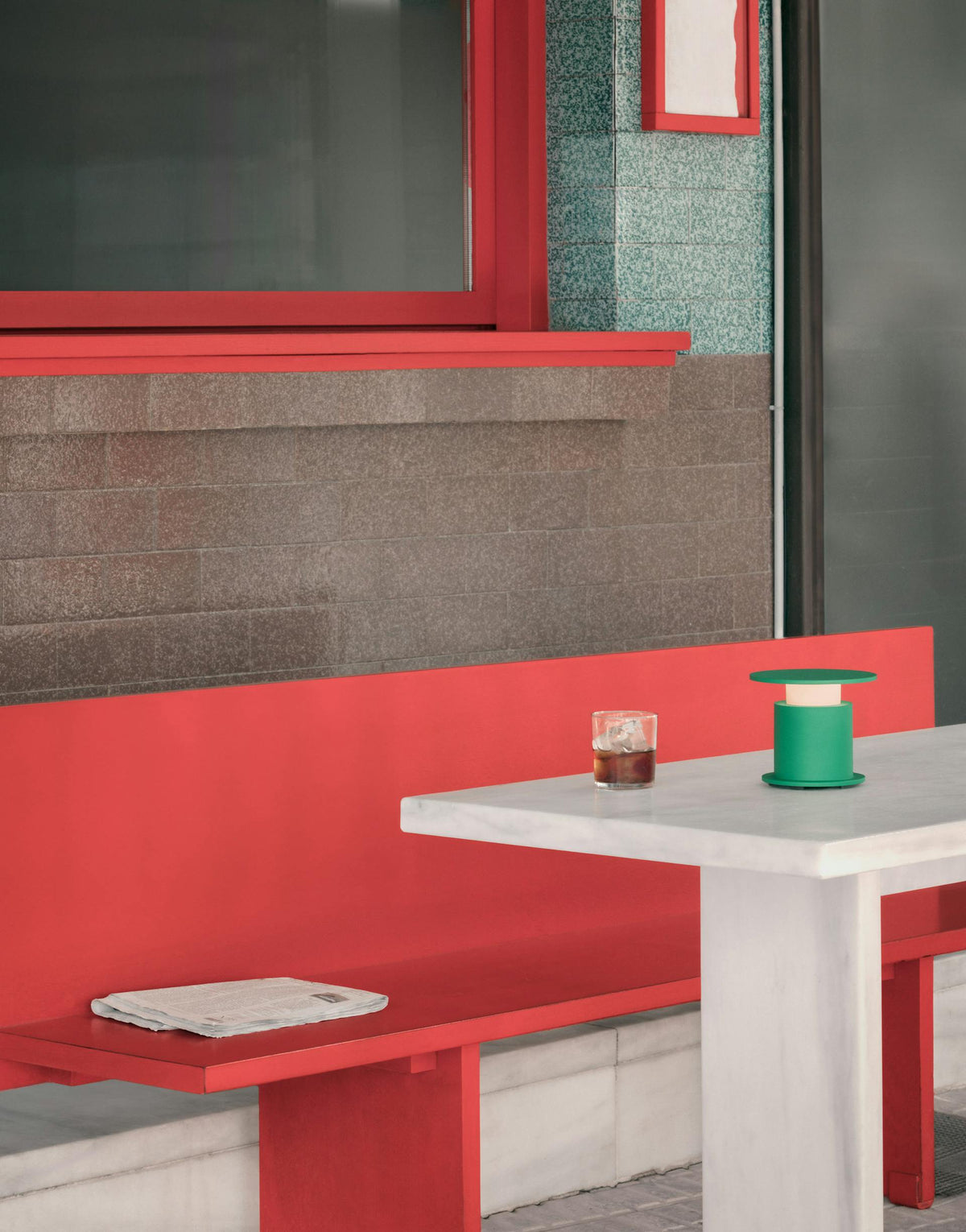 Lampe nomade w241 Faro verte sur table blanche banc rouge — design David Chipperfield Wästberg | Antifer