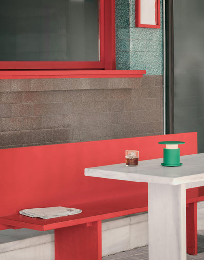 Lampe nomade w241 Faro verte sur table blanche banc rouge — design David Chipperfield Wästberg | Antifer