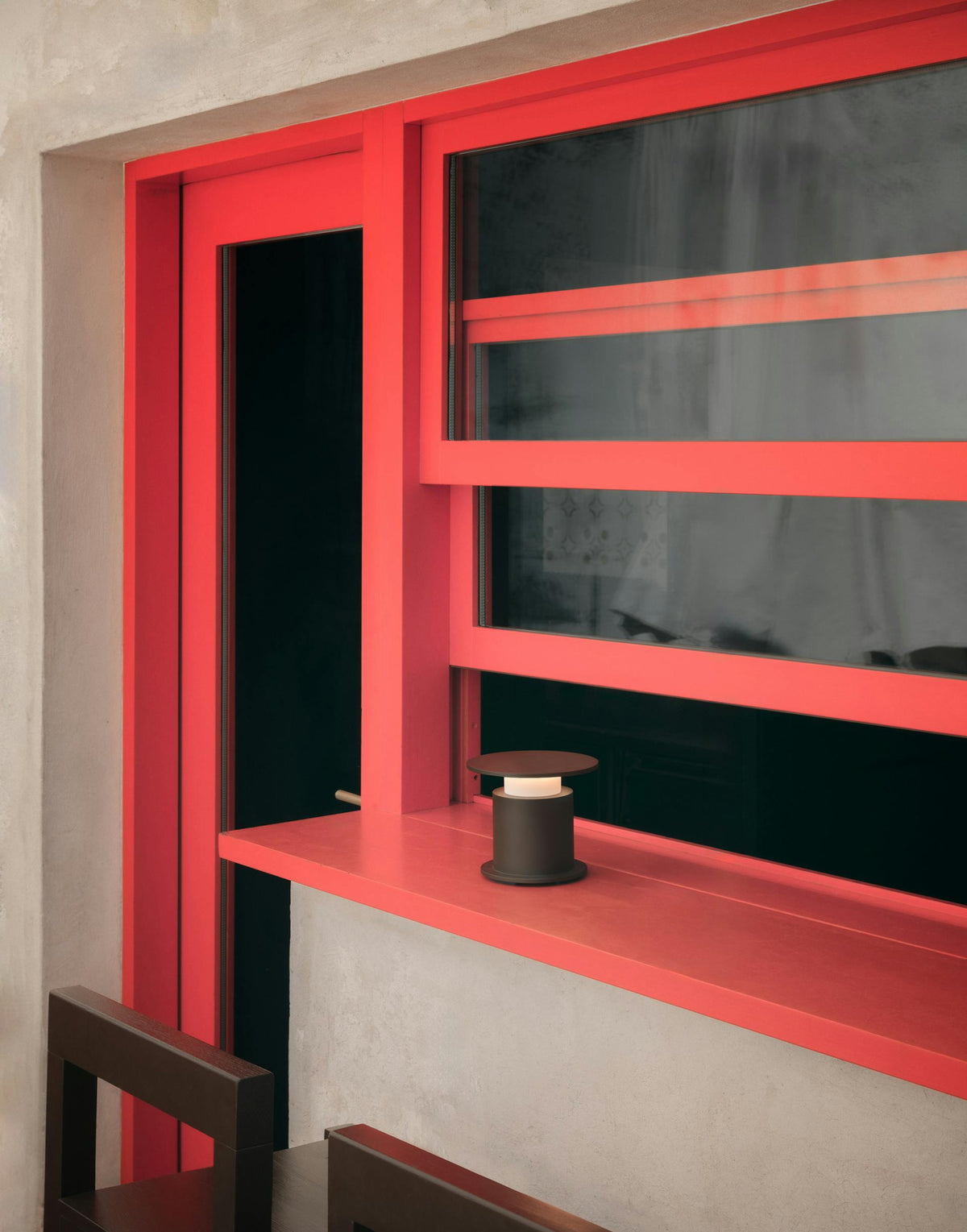 Lampe nomade w241 Faro chocolat sur table noire de brasserie — design David Chipperfield Wästberg | Antifer