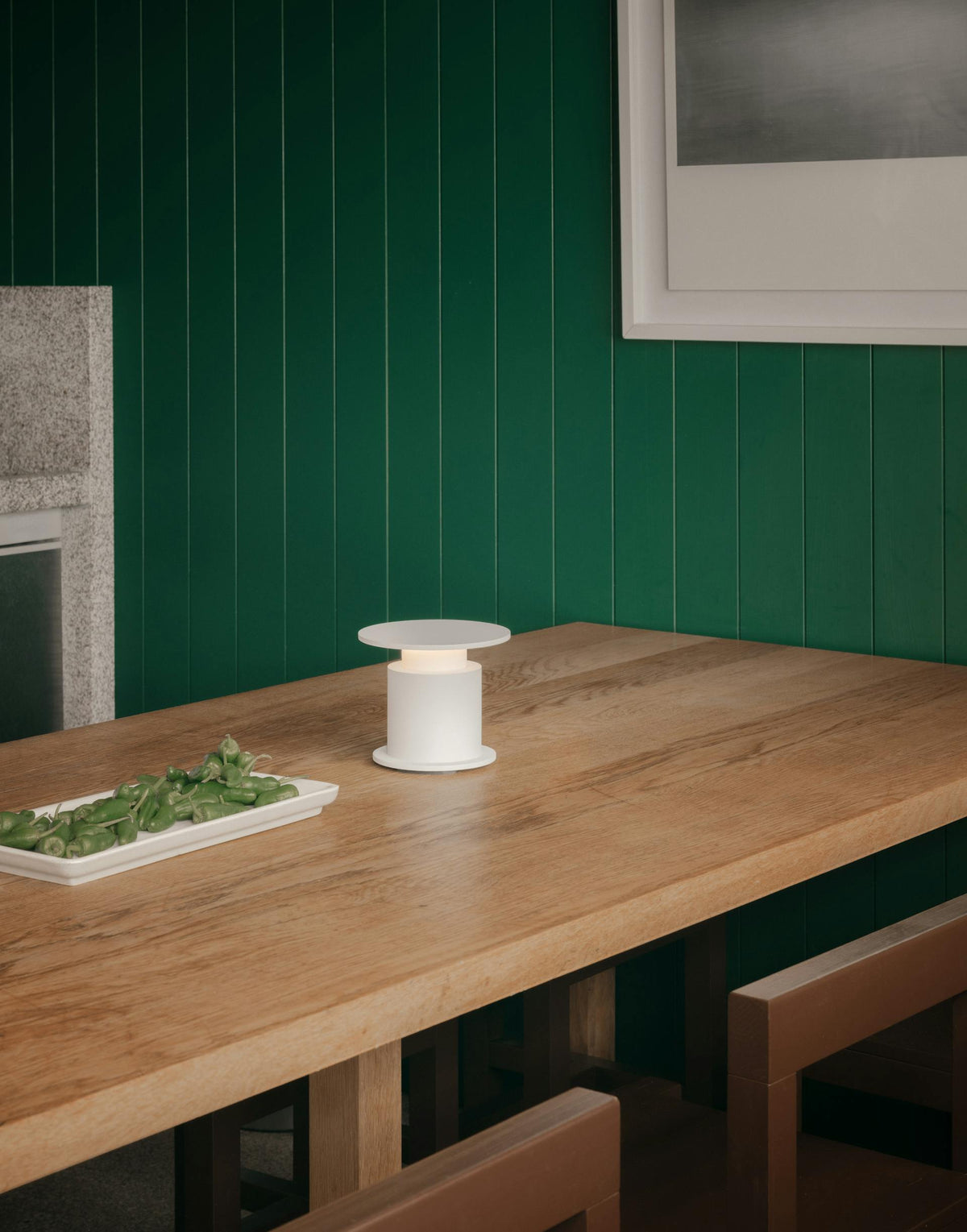 Lampe nomade w241 Faro rouge sur table en chêne — design David Chipperfield Wästberg | Antifer