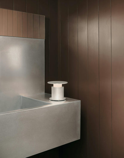 Lampe nomade w241 Faro aluminium brut en salle de bain — design David Chipperfield Wästberg | Antifer