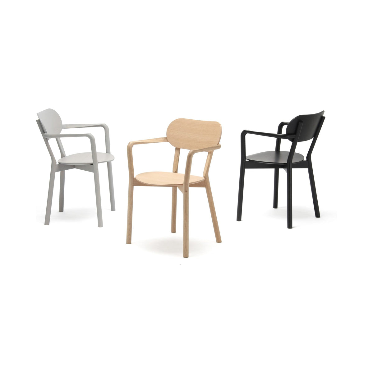 Trois fauteuils Castor Armchair Plus alignés, finitions grise, chêne et noire — vue studio n°20 | Antifer