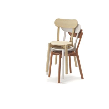Quatre chaises Castor empilées, finitions chêne, blanche, grise et brune — vue studio n°21 | Antifer