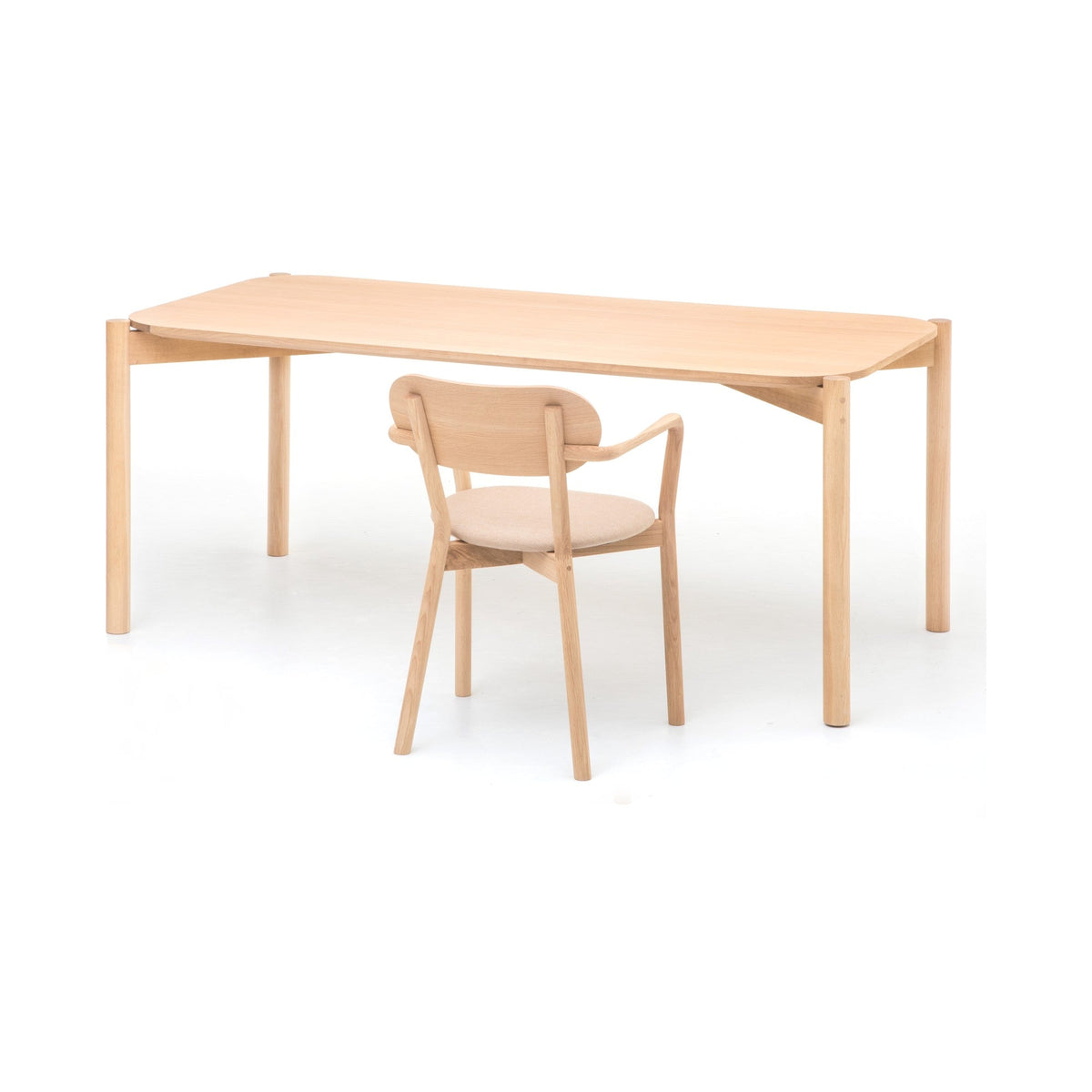 Table Castor 180 en chêne avec une chaise Castor assortie, BIG-GAME — vue studio n°19 | Antifer