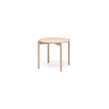 Table ronde Castor 110 en chêne massif, BIG-GAME pour Karimoku New Standard — vue studio n°12 | Antifer