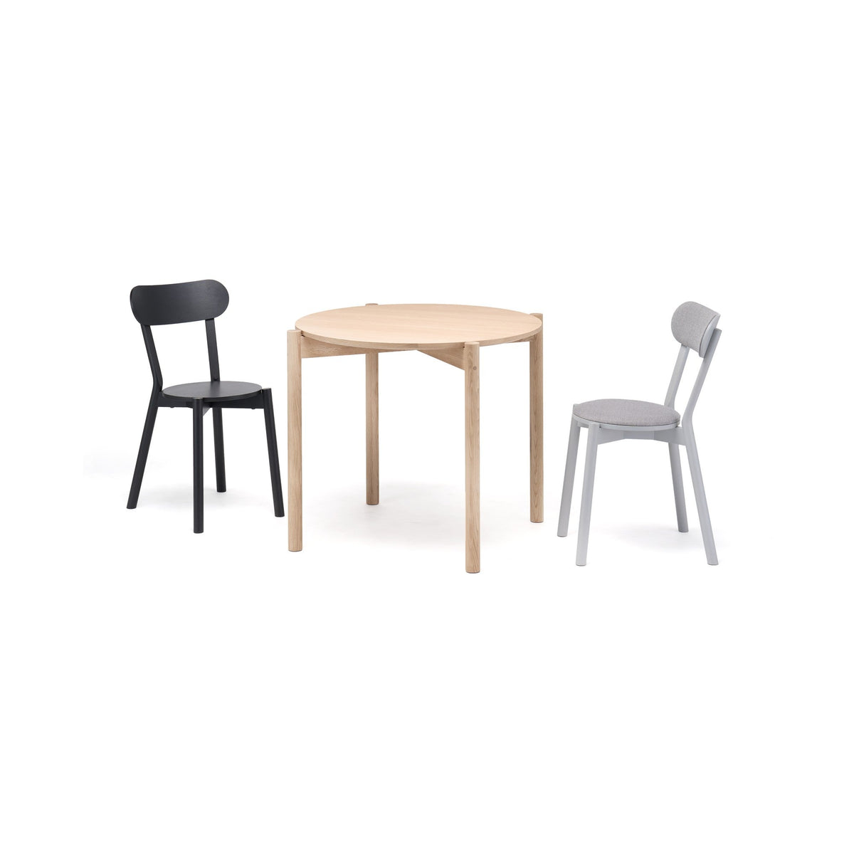 Table ronde Castor 110 en chêne avec deux chaises Castor noire et grise — vue studio n°13 | Antifer