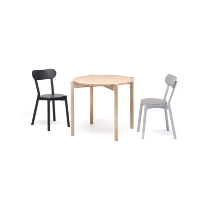 Table ronde Castor 110 en chêne avec deux chaises Castor noire et grise — vue studio n°13 | Antifer