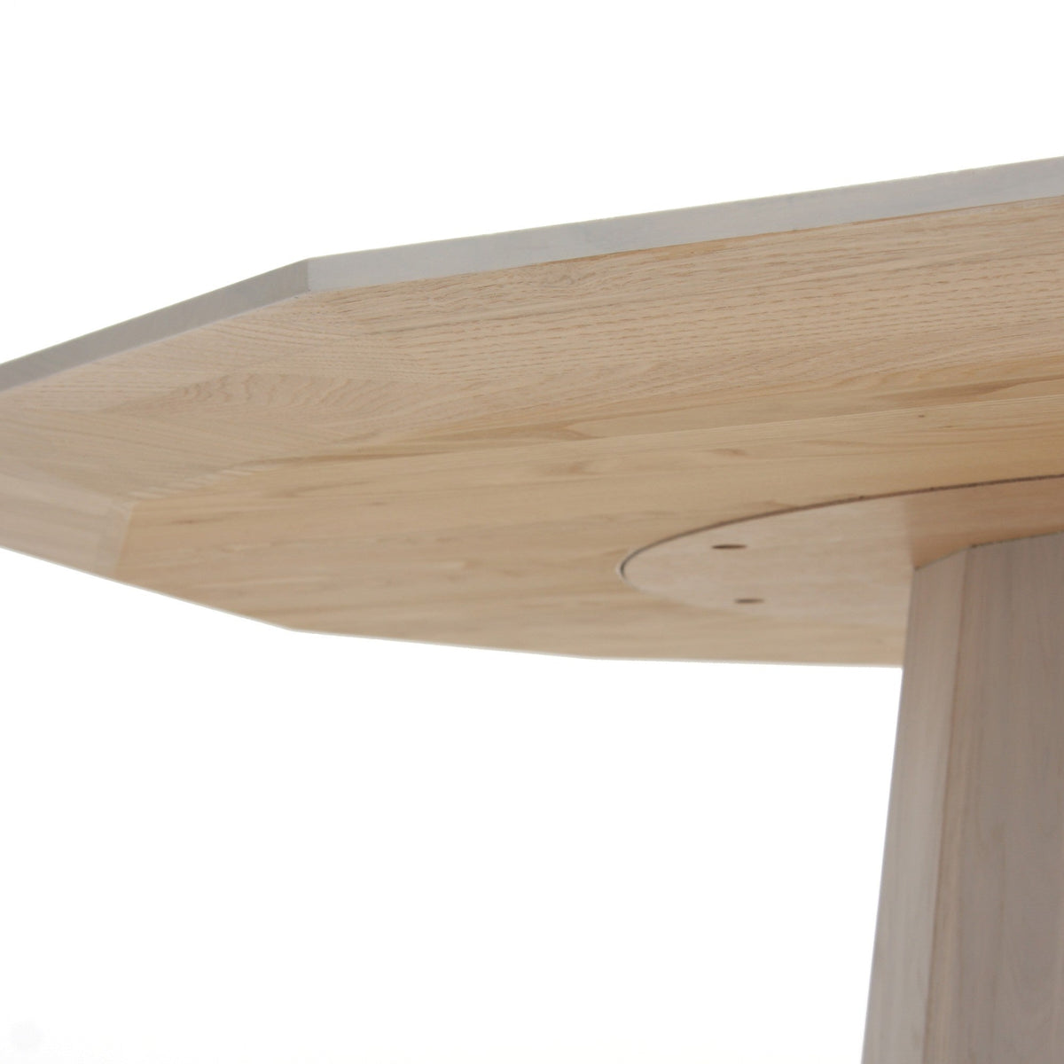 Table Colour Wood ø120 — détail du chant du plateau et de sa jonction au fût en châtaignier | Antifer