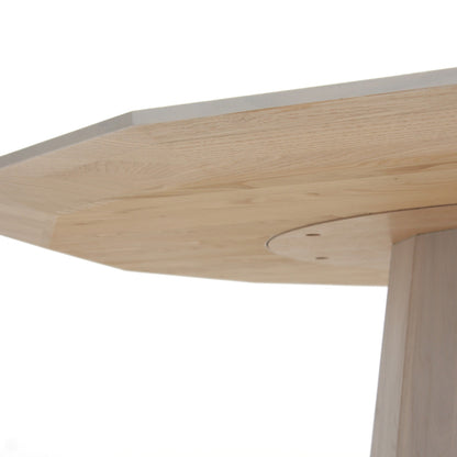 Table Colour Wood ø120 — détail du chant du plateau et de sa jonction au fût en châtaignier | Antifer