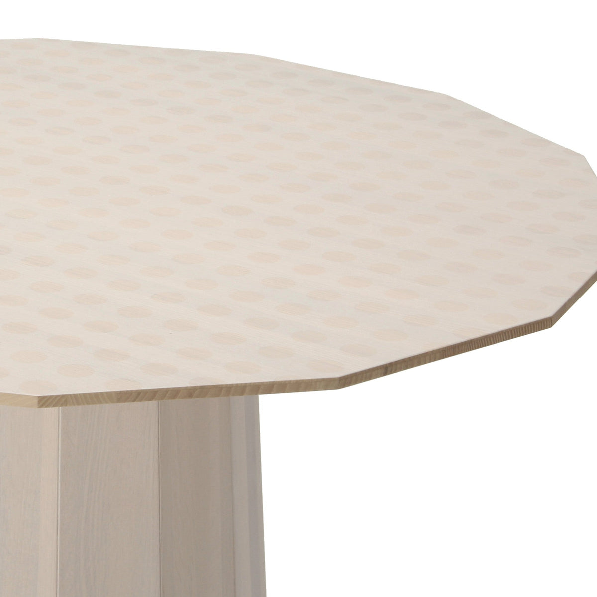 Table Colour Wood ø95 — détail du plateau facetté à motif imprimé et de son chant | Antifer