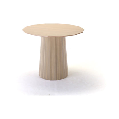 Table Colour Wood ø95 en châtaignier vue de loin, Scholten & Baijings — vue studio n°25 | Antifer