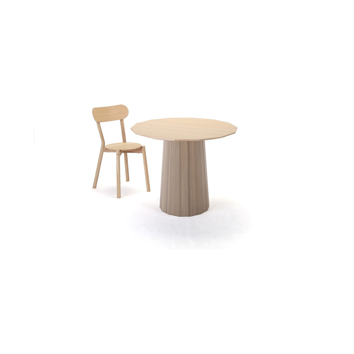 Table Colour Wood ø95 avec une chaise Colour Wood, mise à l'échelle — vue studio n°27 | Antifer