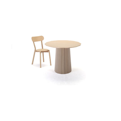 Table Colour Wood ø95 avec une chaise Colour Wood, mise à l'échelle — vue studio n°27 | Antifer