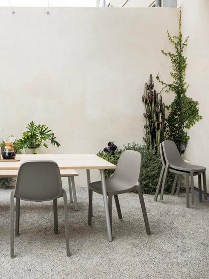 Broom Emeco Stühle auf einer Terrasse mit Run Tisch — recyceltes Polypropylen — Philippe Starck | Antifer