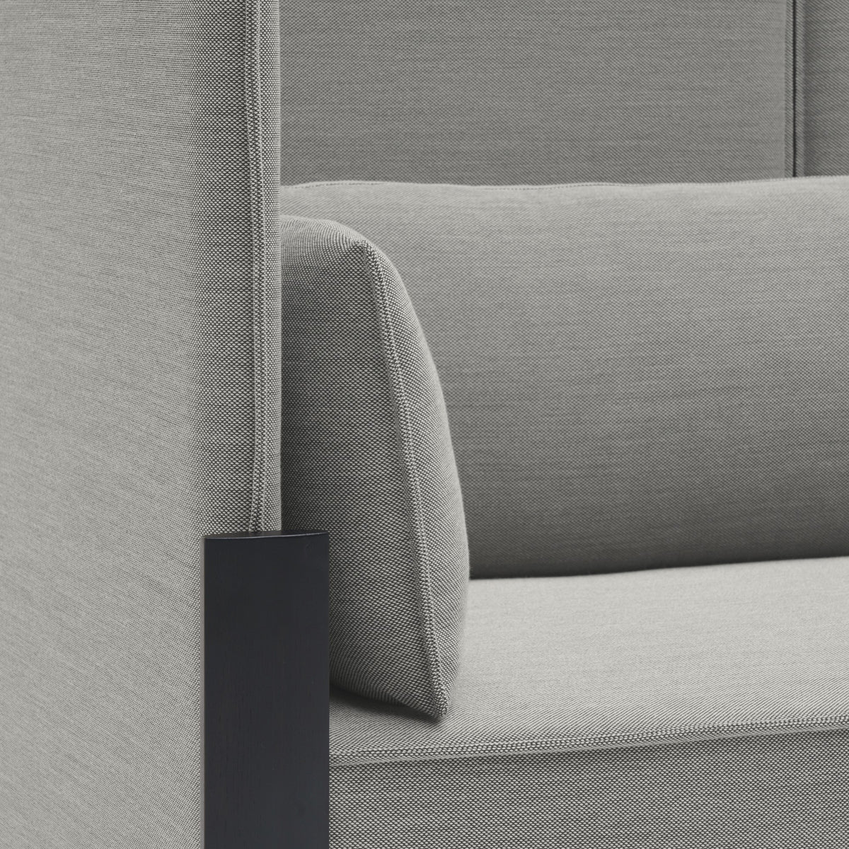 Canapé Fence — détail du dossier haut gris, du coussin d'accoudoir et du montant noir | Antifer