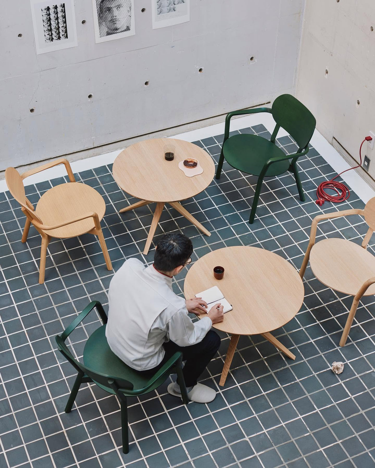 Tables bistrot Scout vues en plongée dans un café carrelé, avec chaises Castor vertes et en chêne | Antifer