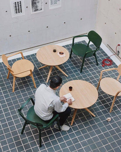 Tables bistrot Scout vues en plongée dans un café carrelé, avec chaises Castor vertes et en chêne | Antifer
