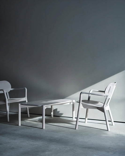 Fauteuils bas Castor blancs et pouf Elephant sur un fond gris, scénographie graphique | Antifer