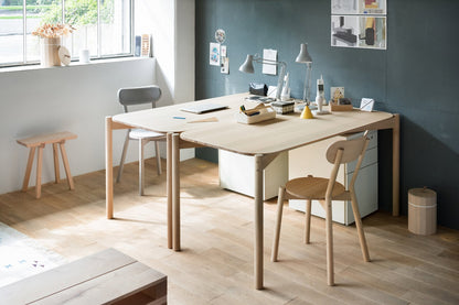 Table Castor 180 en chêne dans un bureau clair, avec chaises Colour Wood et tabourets | Antifer