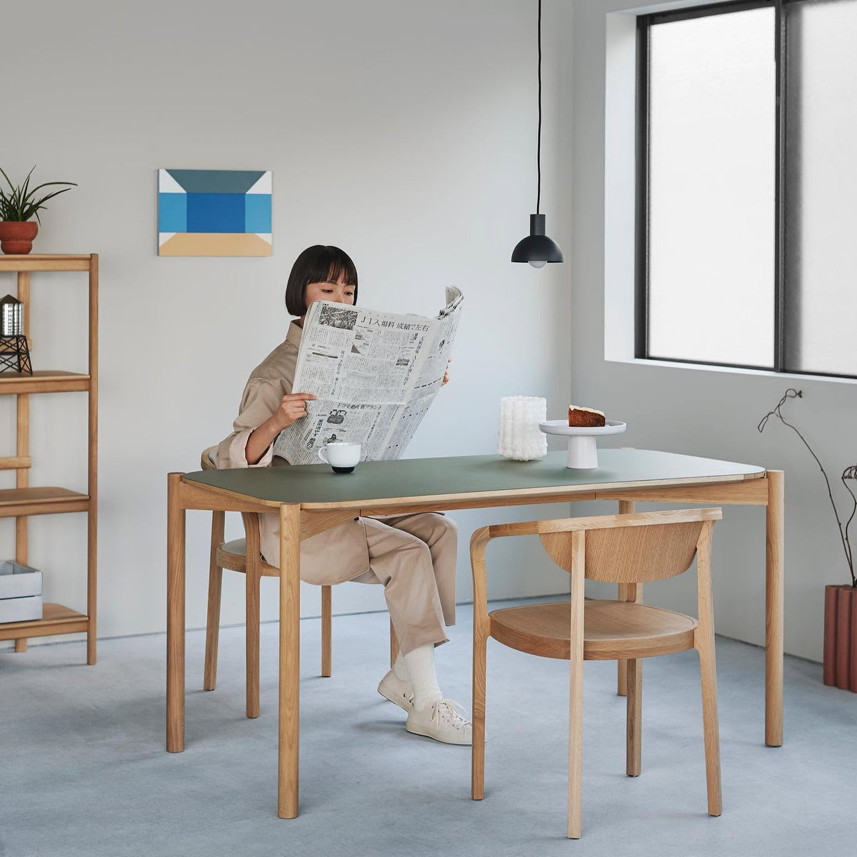 Table Castor 180 à plateau linoléum vert, la lectrice de profil, journal grand ouvert | Antifer