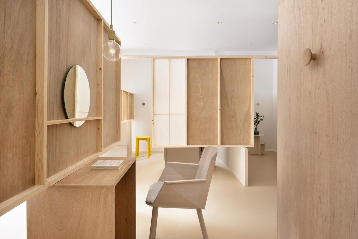 Fauteuil Colour Wood devant une console, dans un intérieur lambrissé clair avec tabouret Castor jaune | Antifer