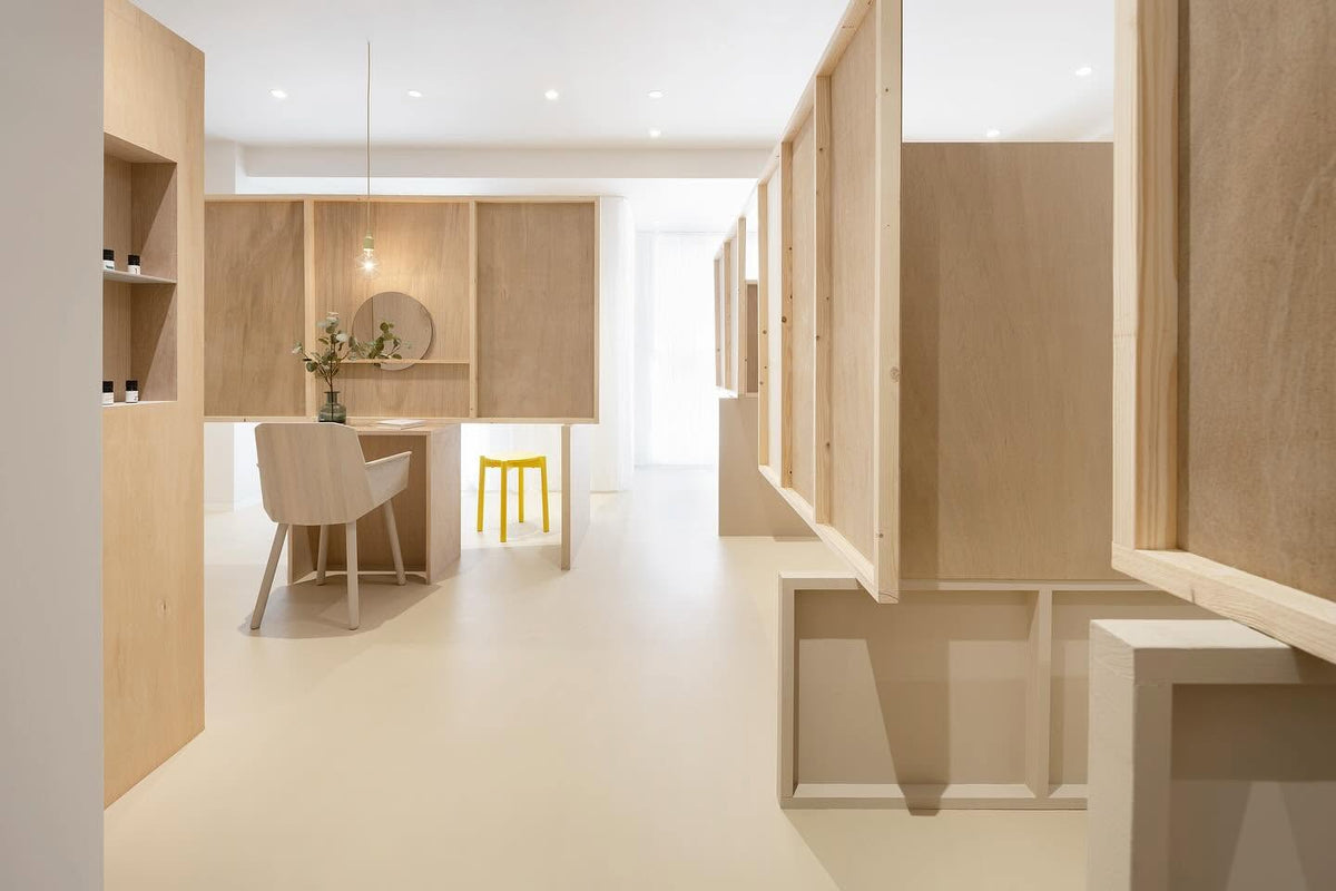 Fauteuil Colour Wood au fond d'une enfilade lambrissée, avec tabouret Castor jaune | Antifer
