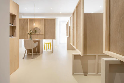 Fauteuil Colour Wood au fond d'une enfilade lambrissée, avec tabouret Castor jaune | Antifer
