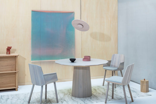 Fauteuils Colour Wood gris autour d'une table ronde, devant un tableau irisé — Karimoku New Standard | Antifer