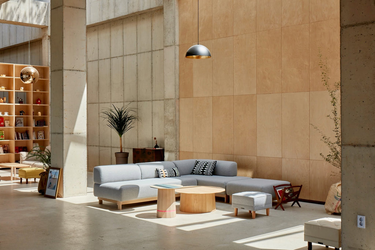 Composition Elephant gris clair dans un hall en pierre, avec table basse et pouf | Antifer