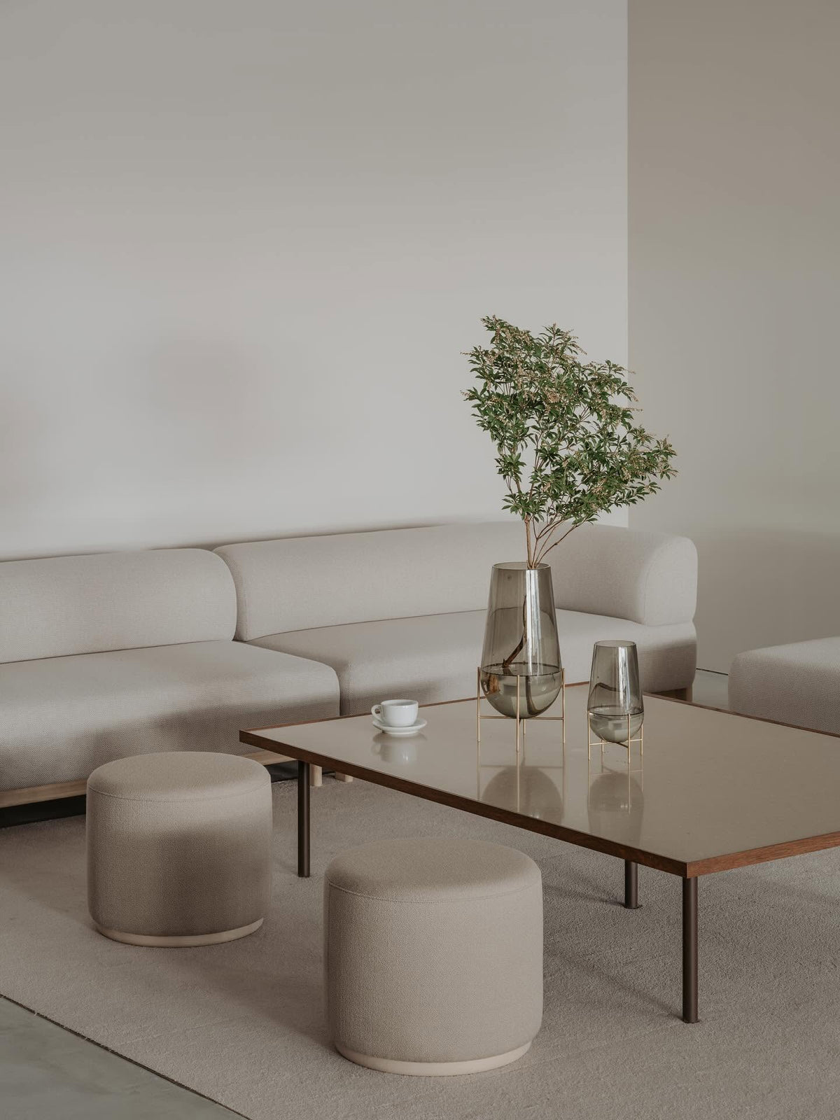 Composition Elephant écrue en angle dans un lobby, avec poufs Elephant et table basse | Antifer