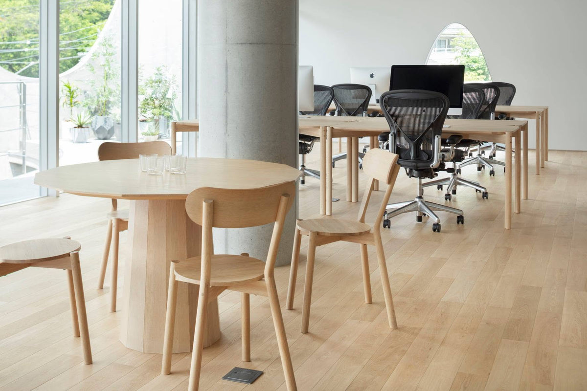 Chaise Castor en situation avec table Castor, BIG-GAME pour Karimoku New Standard — chêne massif | Antifer