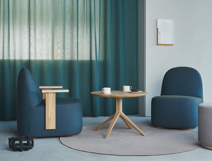 Table bistrot Scout en chêne sur un tapis rond, entre deux fauteuils Polar bleus — Karimoku New Standard | Antifer