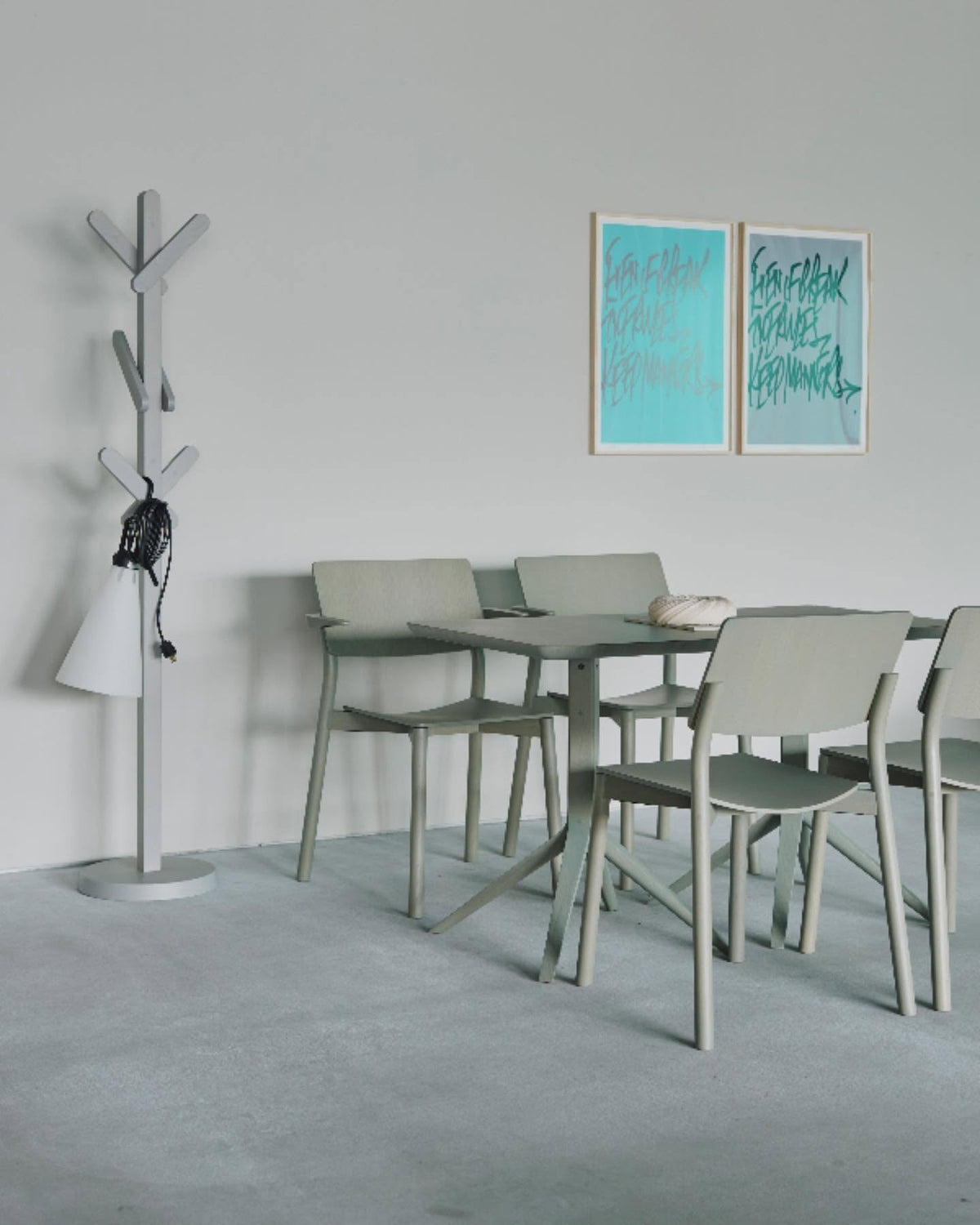 Portemanteau Signs blanc dans une salle de réunion, avec chaises Scout empilées — Karimoku New Standard | Antifer
