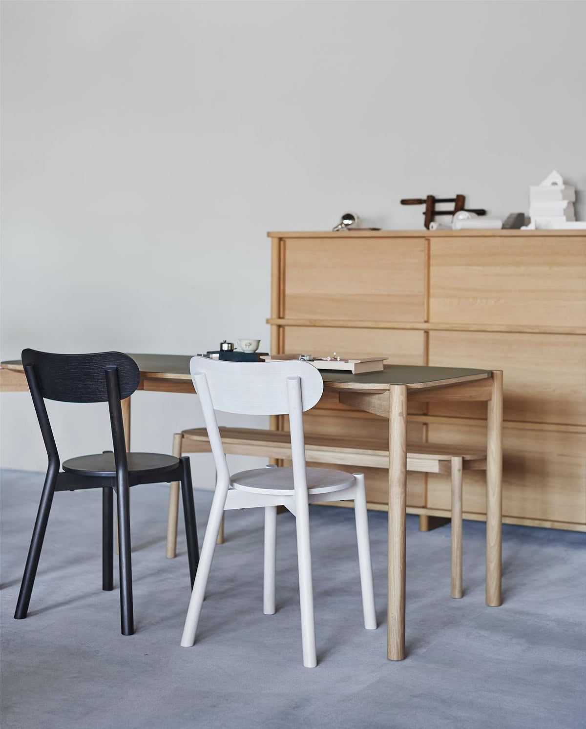 Chaise Castor en situation avec table Castor et étagère Archive, BIG-GAME pour Karimoku New Standard — chêne massif | Antifer