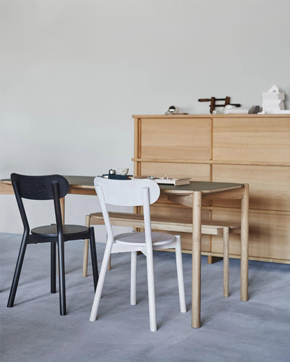 Chaise Castor en situation avec table Castor et étagère Archive, BIG-GAME pour Karimoku New Standard — chêne massif | Antifer