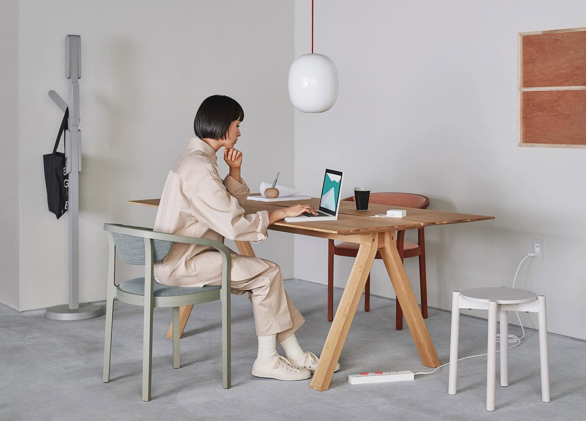 Portemanteau Signs blanc dans un bureau, une femme travaille à la table voisine — Karimoku New Standard | Antifer