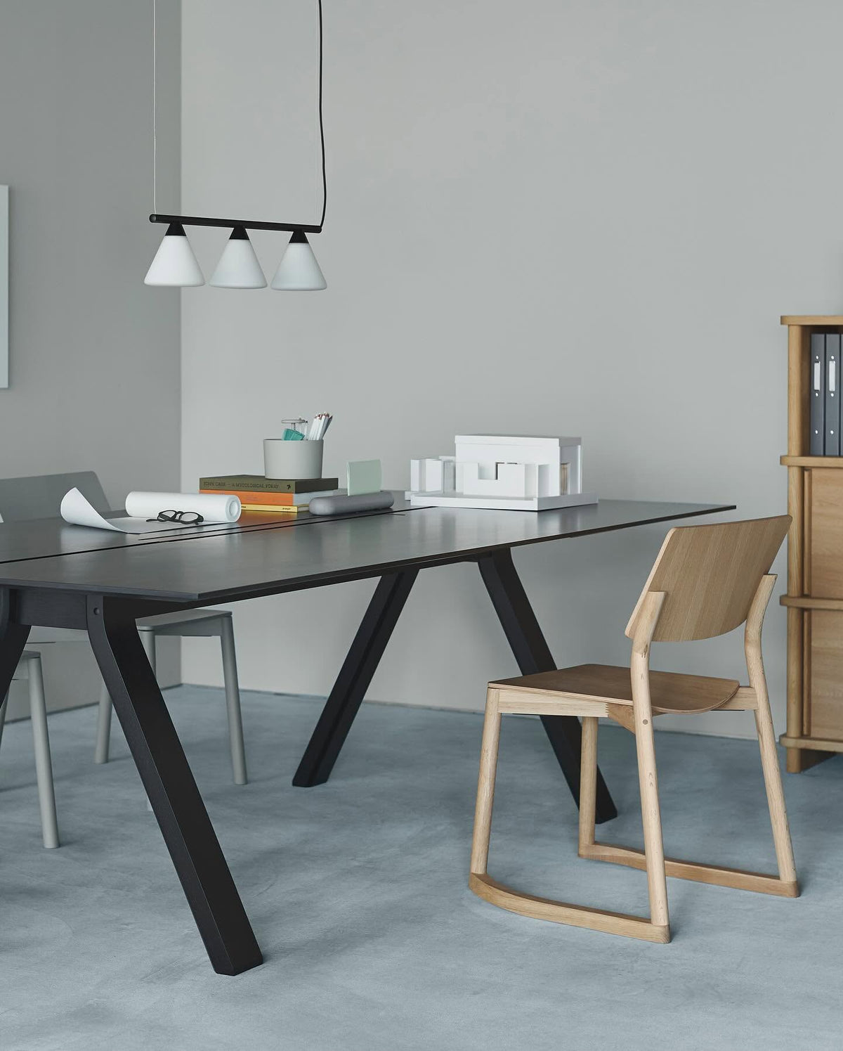 Bureau Spectrum noir en agence d'architecture avec chaise Panorama et étagère Archive — Karimoku New Standard | Antifer